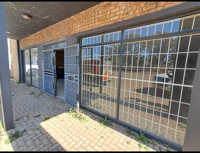 300M² RETAIL TO LET IN DE DEUR